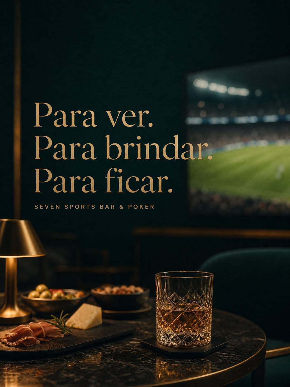 Mesa do bar com whisky, petiscos e jogo passando no telão