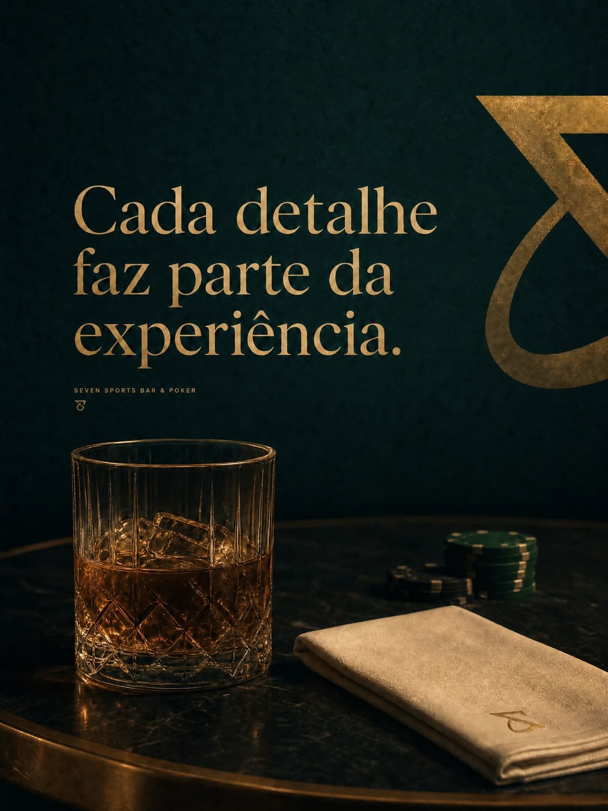 Copo de whisky com gelo, fichas verdes e guardanapo com o monograma Seven